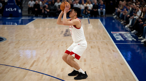 NBA篮球比赛现场，球员在三分线外准备投篮