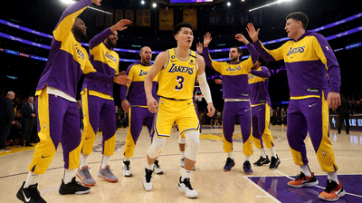 洛杉矶湖人队球员在NBA比赛中得分后庆祝团队合作