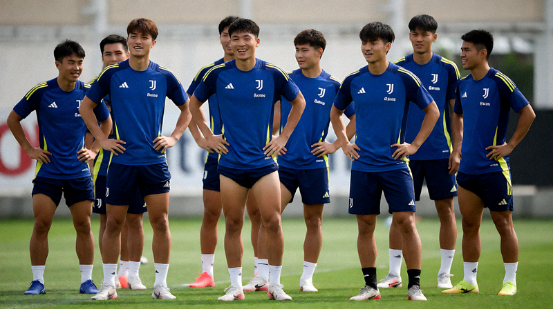 尤文图斯球员在训练场进行新赛季备战训练，全队气氛积极