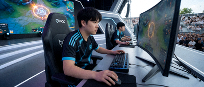 电竞比赛现场，选手专注操作电脑，大屏幕显示游戏画面，观众欢呼声不断